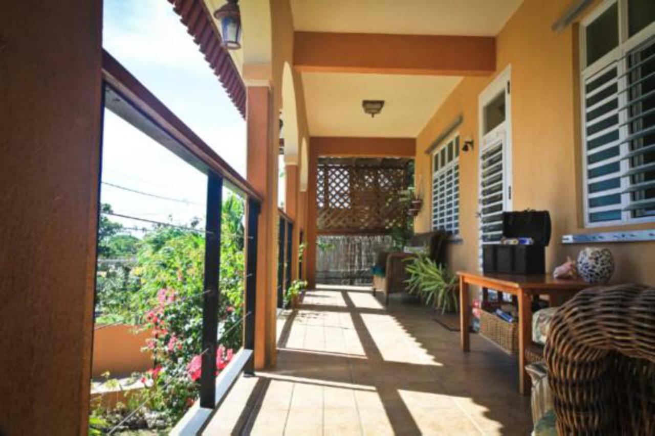Villa Coral Guesthouse Векес Стая снимка